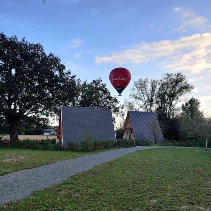 Tipi Apache Des Monteaux Villa Vivy Exterior photo